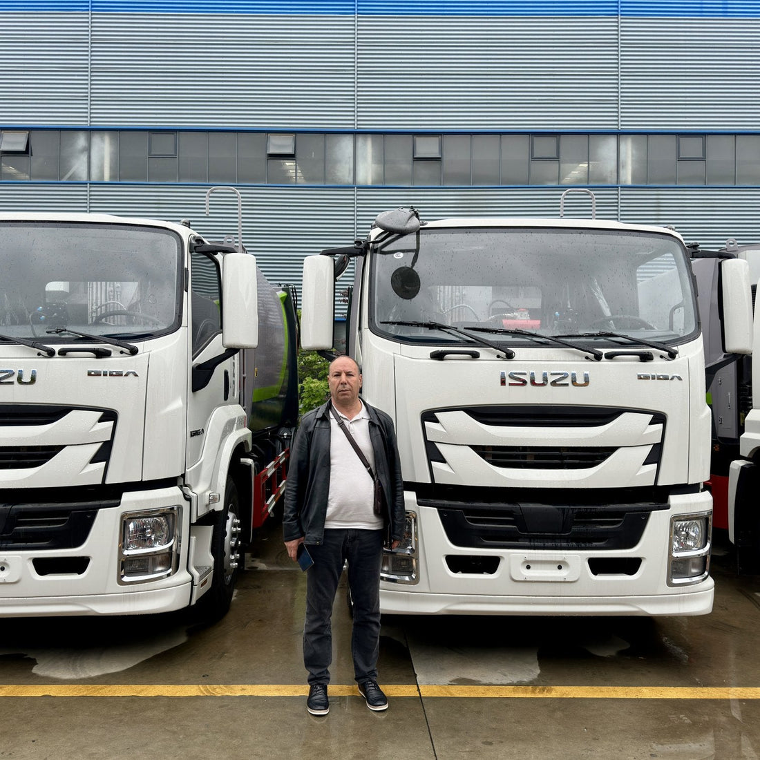 International Customer Visits Shenbai to Inspect Truck-Mounted Crane